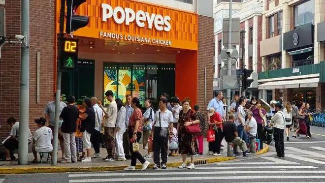 凌晨三点就来!城隍庙开出“爷青回”市集麻将胡了app为这口上海有人排队6小时(图19) 凌晨三点就来!城隍庙开出“爷青回”市集麻将胡了app为这口上海有人排队6小时(图19)