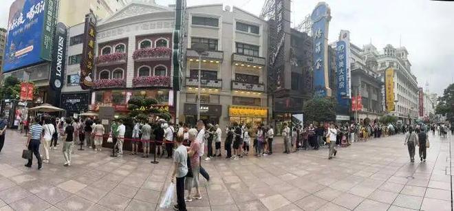 凌晨三点就来!城隍庙开出“爷青回”市集麻将胡了app为这口上海有人排队6小时(图17) 凌晨三点就来!城隍庙开出“爷青回”市集麻将胡了app为这口上海有人排队6小时(图17)