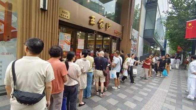 凌晨三点就来!城隍庙开出“爷青回”市集麻将胡了app为这口上海有人排队6小时(图4) 凌晨三点就来!城隍庙开出“爷青回”市集麻将胡了app为这口上海有人排队6小时(图4)