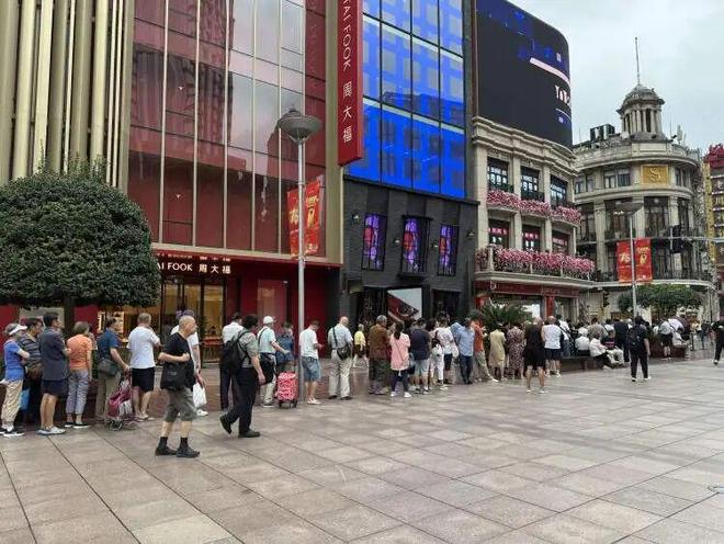 凌晨三点就来!城隍庙开出“爷青回”市集麻将胡了app为这口上海有人排队6小时(图1) 凌晨三点就来!城隍庙开出“爷青回”市集麻将胡了app为这口上海有人排队6小时(图1)