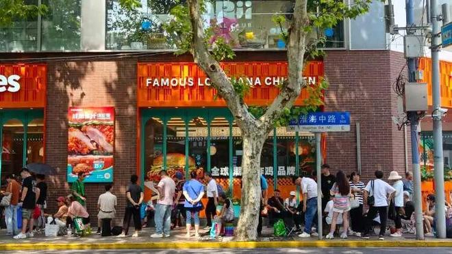 凌晨三点就来!城隍庙开出“爷青回”市集麻将胡了app为这口上海有人排队6小时(图9) 凌晨三点就来!城隍庙开出“爷青回”市集麻将胡了app为这口上海有人排队6小时(图9)