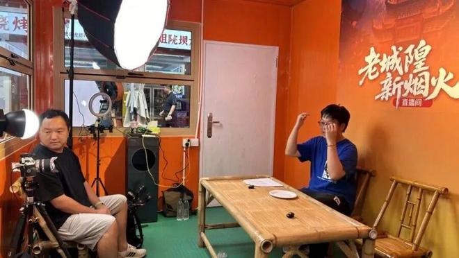 凌晨三点就来!城隍庙开出“爷青回”市集麻将胡了app为这口上海有人排队6小时(图16) 凌晨三点就来!城隍庙开出“爷青回”市集麻将胡了app为这口上海有人排队6小时(图16)