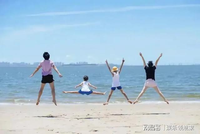 子拼了！25度泡海2小时网友：太宠啦？麻将胡了2模拟器邓超孙俪带娃出海为孩(图2)