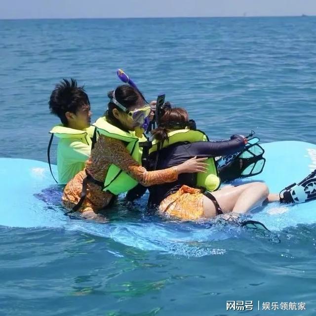 子拼了！25度泡海2小时网友：太宠啦？麻将胡了2模拟器邓超孙俪带娃出海为孩(图3)