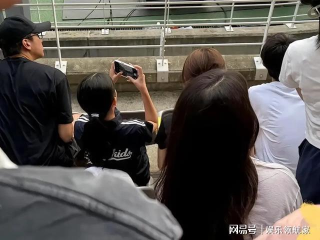 子拼了！25度泡海2小时网友：太宠啦？麻将胡了2模拟器邓超孙俪带娃出海为孩(图4)